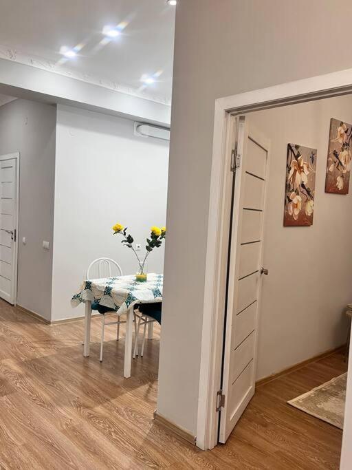 Apartamento 2-Х Комнатная В Золотом Квадрате Almatý Exterior foto